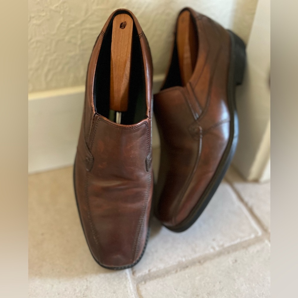 Clark’s Mens Leather Loafer slip-on shoes Size 10.5  Brown like new